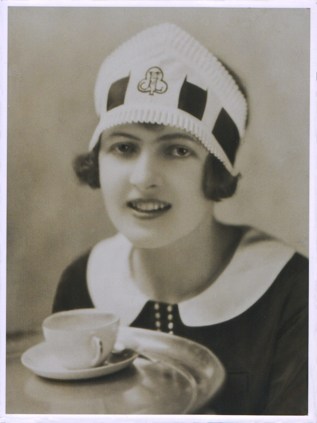 lyons-nippy-waitress-c-1930.jpg